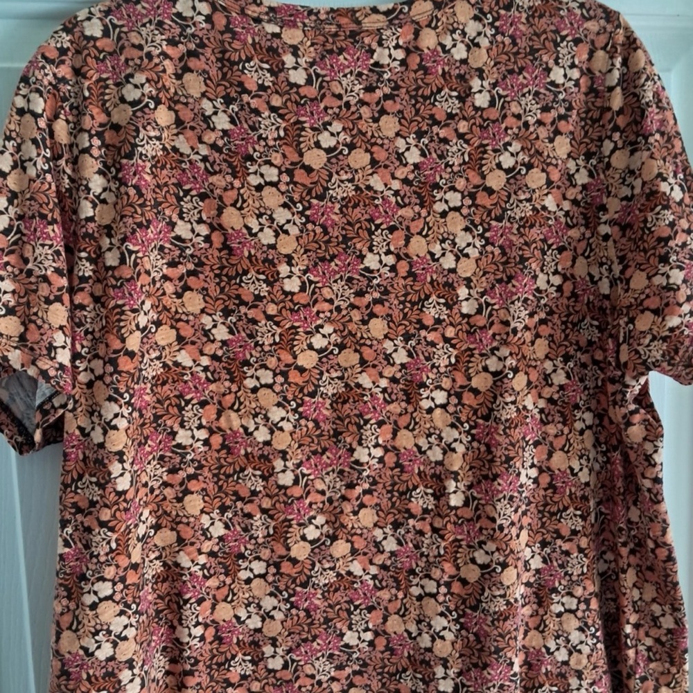 Old Navy Floral V-Neck Short Sleeve Tee in Black, Pink, Tan - Picture 6 of 9